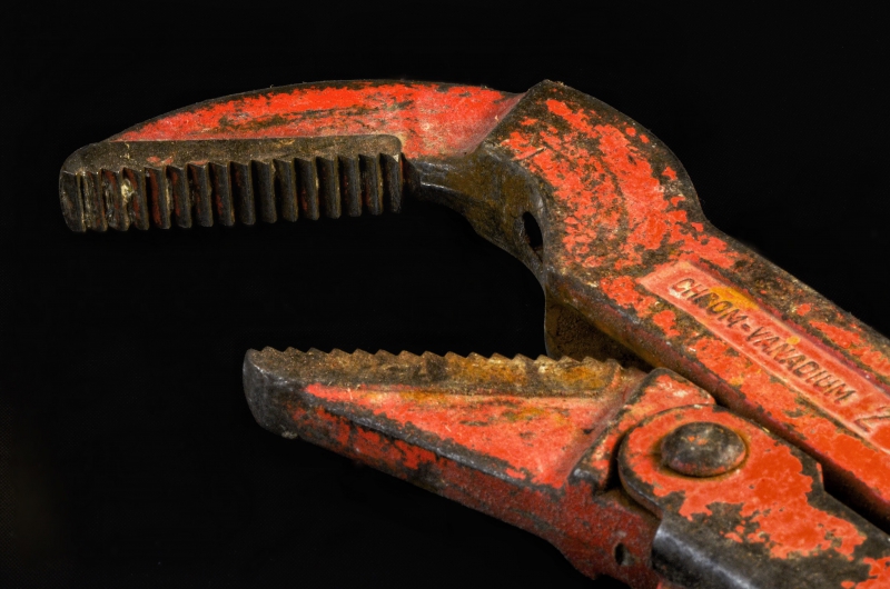 plombier-CUERS-min_pipe-wrench-318084